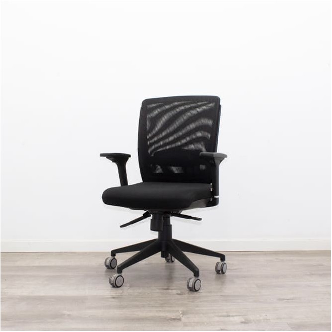 Silla operativa respaldo malla en negro con brazos regulables