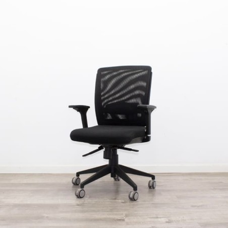 Silla operativa respaldo malla en negro con brazos regulables
