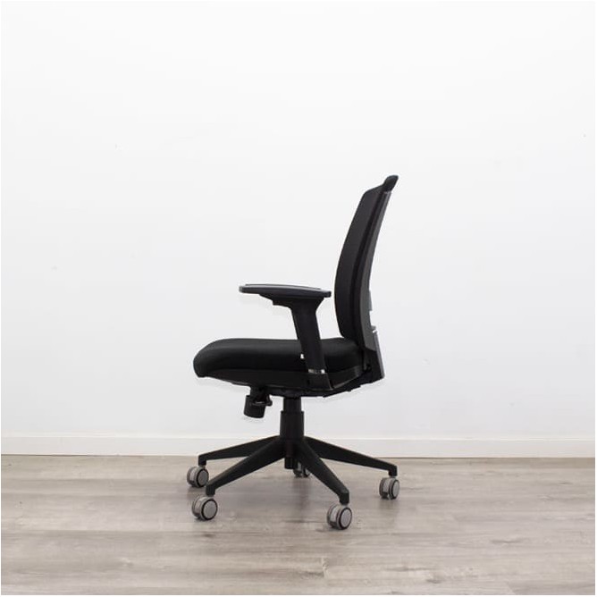 Silla operativa respaldo malla en negro con brazos regulables