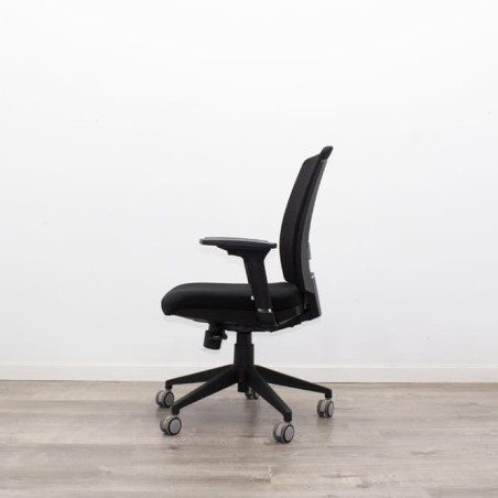 Silla operativa respaldo malla en negro con brazos regulables