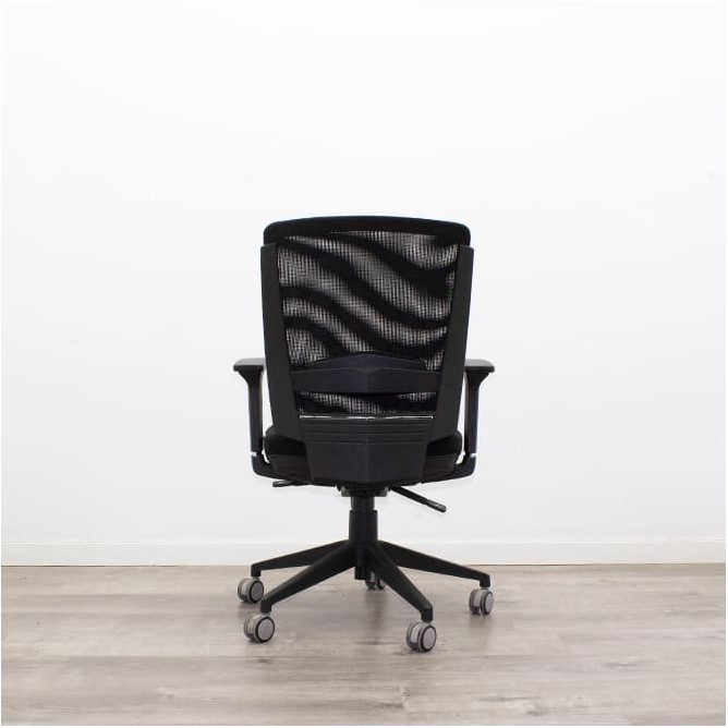 Silla operativa respaldo malla en negro con brazos regulables