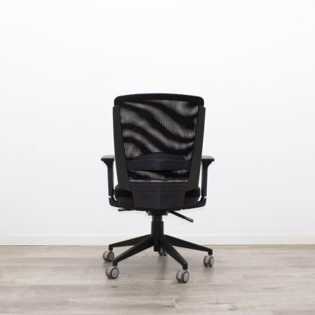 Silla operativa respaldo malla en negro con brazos regulables