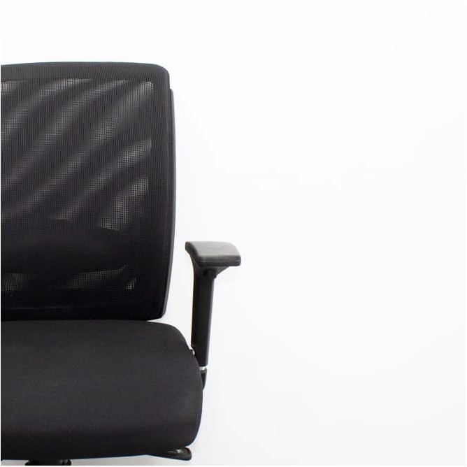 Silla operativa respaldo malla en negro con brazos regulables