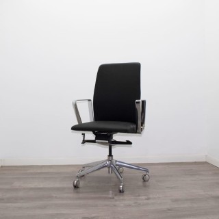 Silla operativa negra con brazos fijos cromados y sistema syncron 2