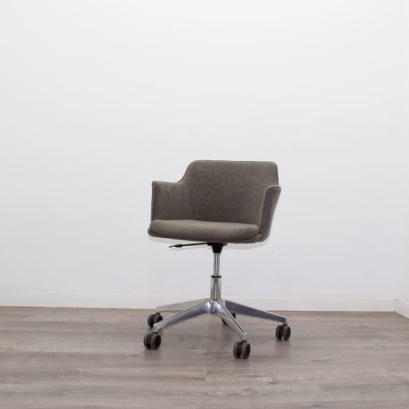 Silla giratoria gris jaspeado y base cromada