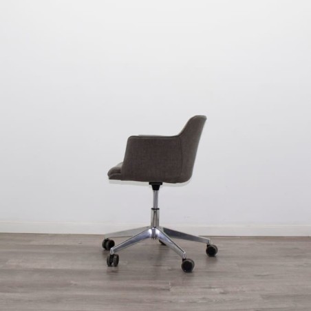 Silla giratoria gris jaspeado y base cromada