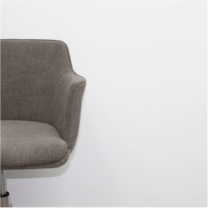 Silla giratoria gris jaspeado y base cromada -Mercaoficina