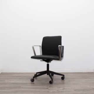 Silla giratoria brazos fijos cromados en napel negro 2