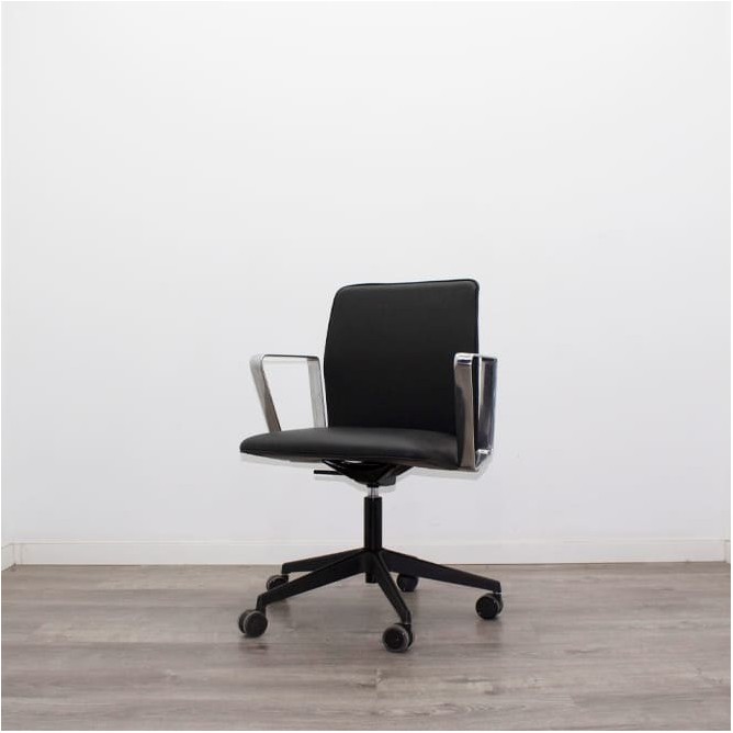 Silla giratoria brazos fijos cromados en napel negro
