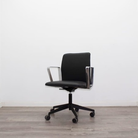 Silla giratoria brazos fijos cromados en napel negro
