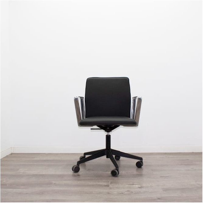 Silla giratoria brazos fijos cromados en napel negro