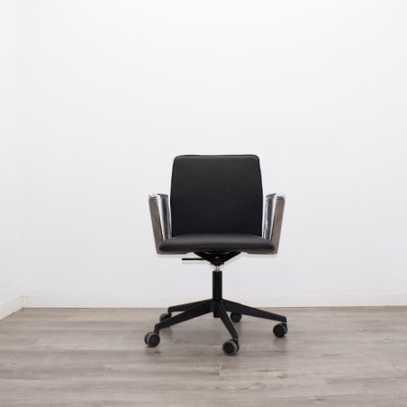 Silla giratoria brazos fijos cromados en napel negro