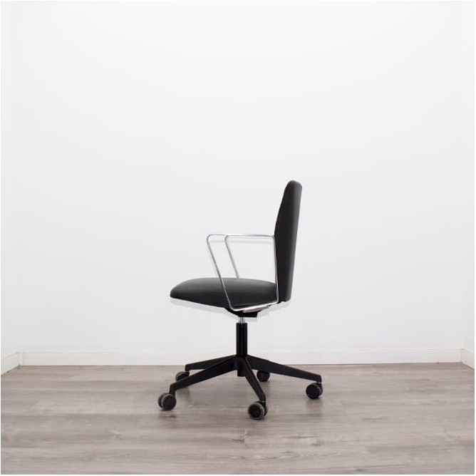 Silla giratoria brazos fijos cromados en napel negro