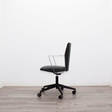 Silla giratoria brazos fijos cromados en napel negro
