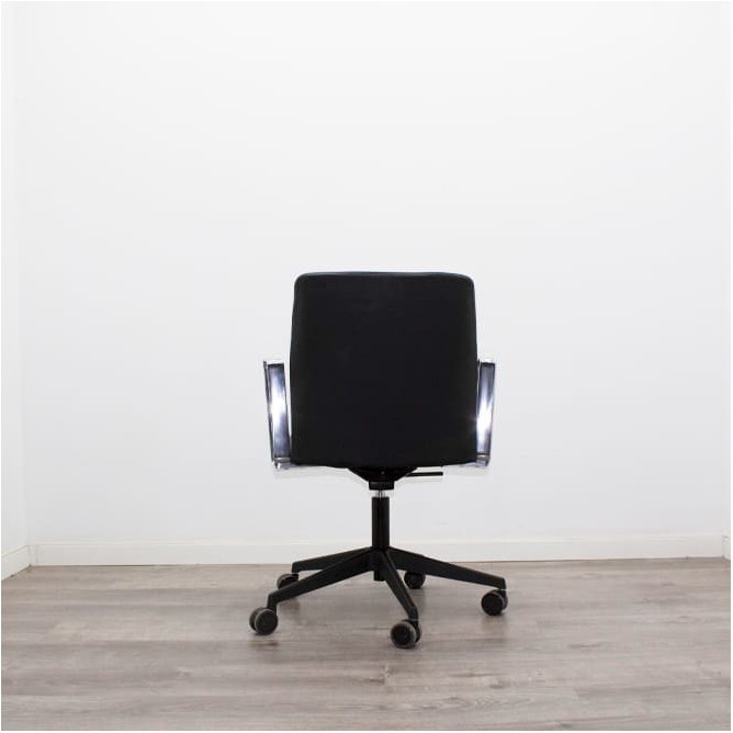 Silla giratoria brazos fijos cromados en napel negro