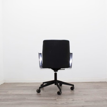 Silla giratoria brazos fijos cromados en napel negro