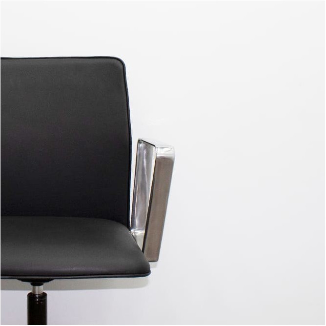Silla giratoria brazos fijos cromados en napel negro