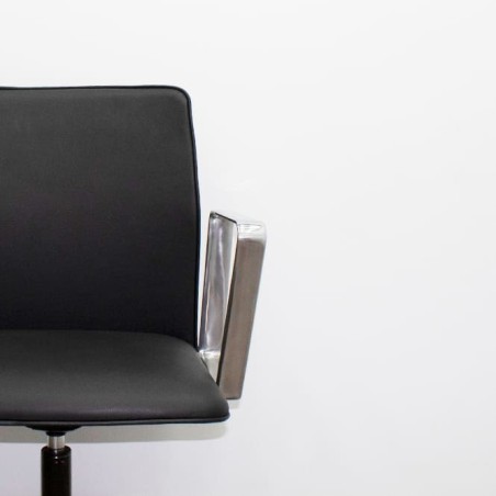 Silla giratoria brazos fijos cromados en napel negro