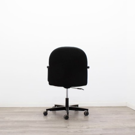 Silla giratoria tapizada negra respaldo medio