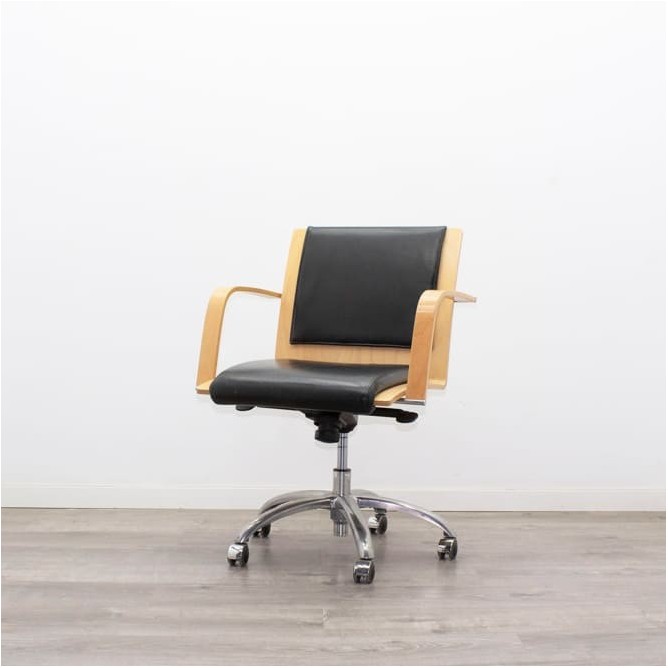 Silla giratoria tapizada napel negra con respaldo y brazos en madera