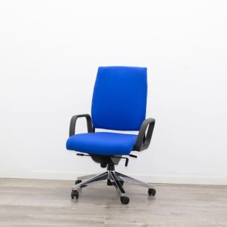 Silla operativa tapizada azul y sistema basculante 2