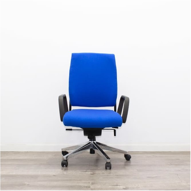 Silla operativa tapizada azul y sistema basculante