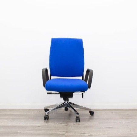 Silla operativa tapizada azul y sistema basculante