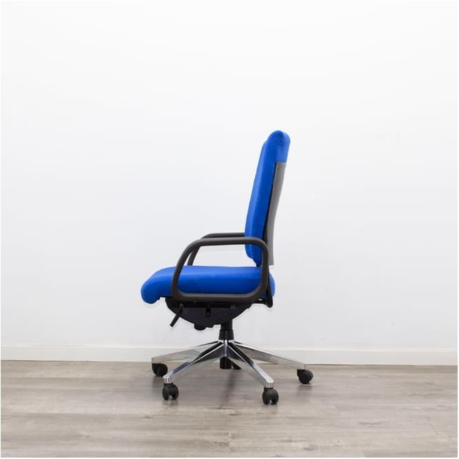 Silla operativa tapizada azul y sistema basculante