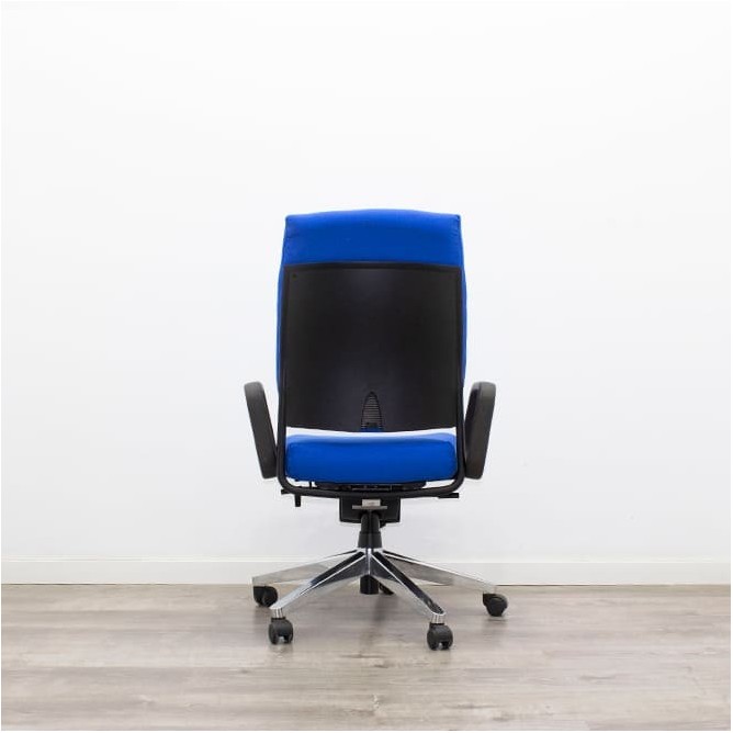 Silla operativa tapizada azul y sistema basculante