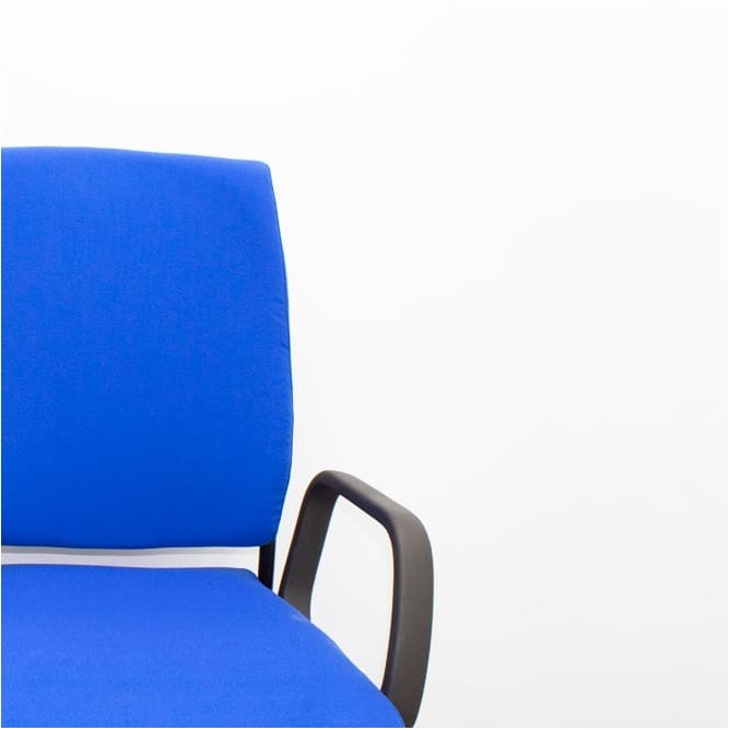 Silla operativa tapizada azul y sistema basculante