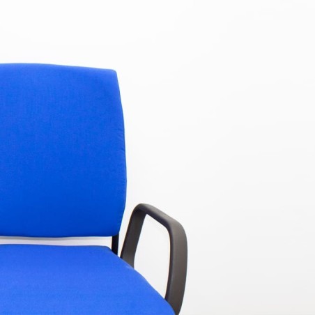 Silla operativa tapizada azul y sistema basculante
