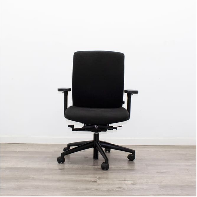 Silla operativa tapizada negra y sistema syncron