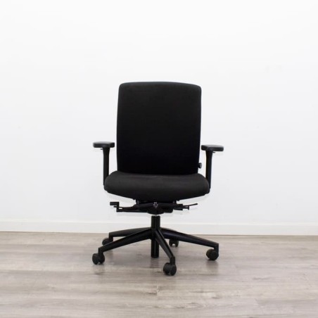 Silla operativa tapizada negra y sistema syncron