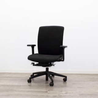 Silla operativa tapizada negra y sistema syncron 2