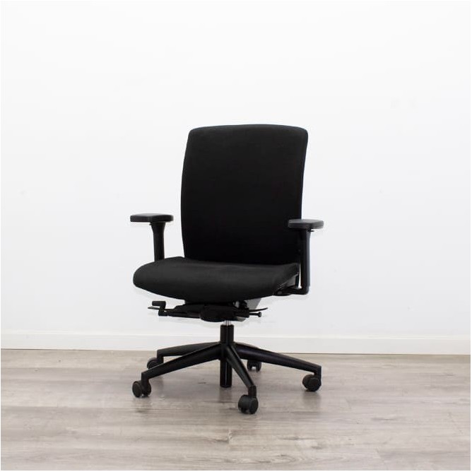 Silla operativa tapizada negra y sistema syncron