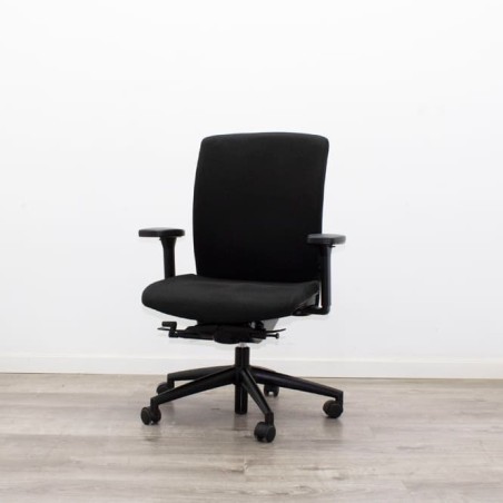 Silla operativa tapizada negra y sistema syncron