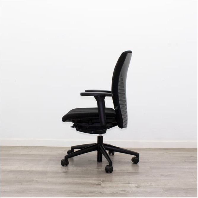Silla operativa tapizada negra y sistema syncron