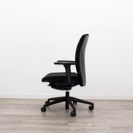 Silla operativa tapizada negra y sistema syncron