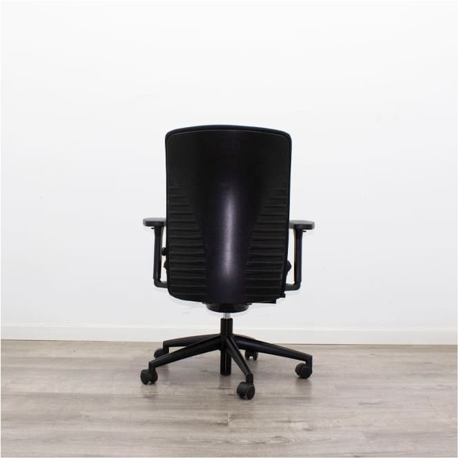 Silla operativa tapizada negra y sistema syncron