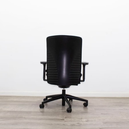 Silla operativa tapizada negra y sistema syncron
