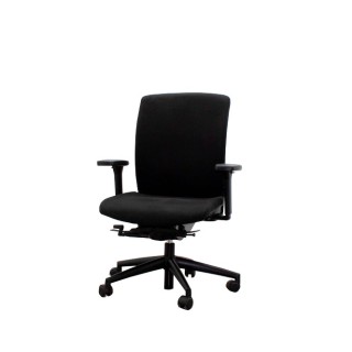 Silla operativa tapizada negra y sistema syncron