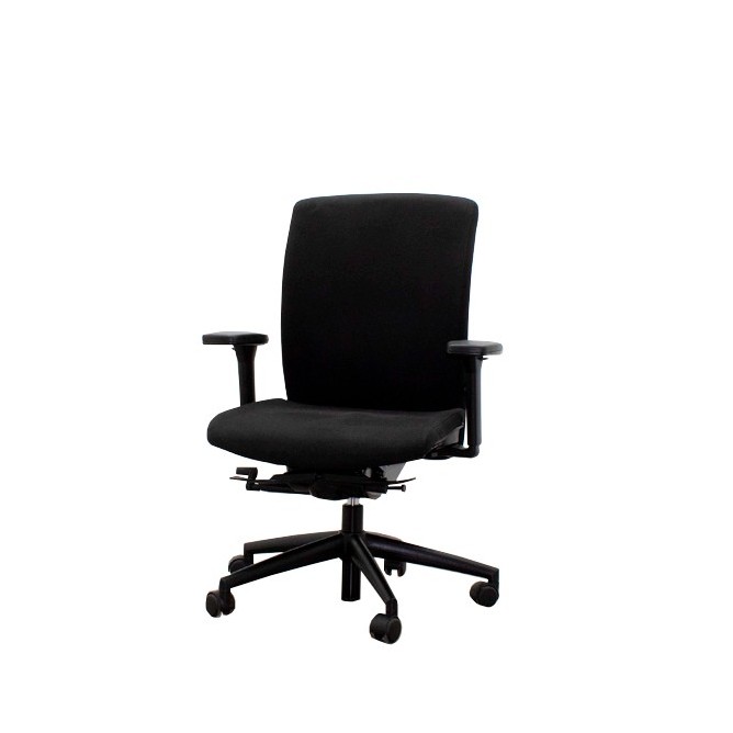 Silla operativa tapizada negra y sistema syncron