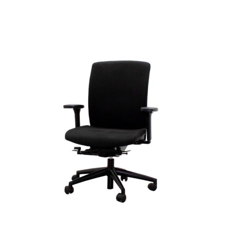 Silla operativa tapizada negra y sistema syncron