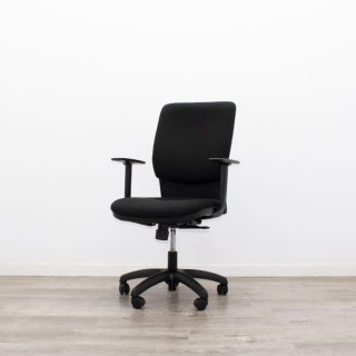 Silla operativa tapizada negra y sistema syncron con brazos regulables 2