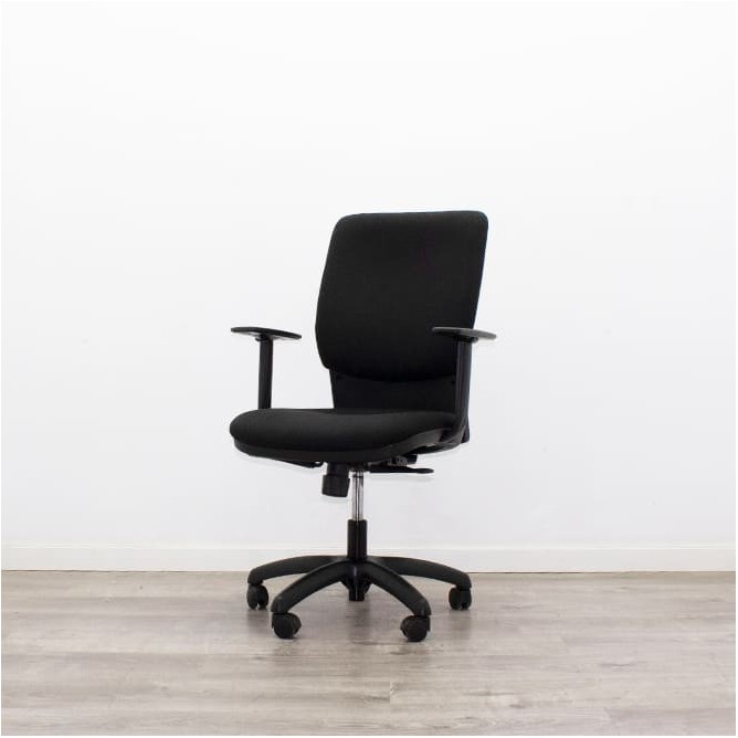 Silla operativa tapizada negra y sistema syncron con brazos regulables