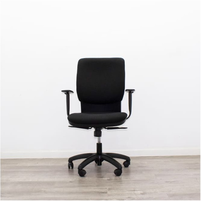 Silla operativa tapizada negra y sistema syncron con brazos regulables