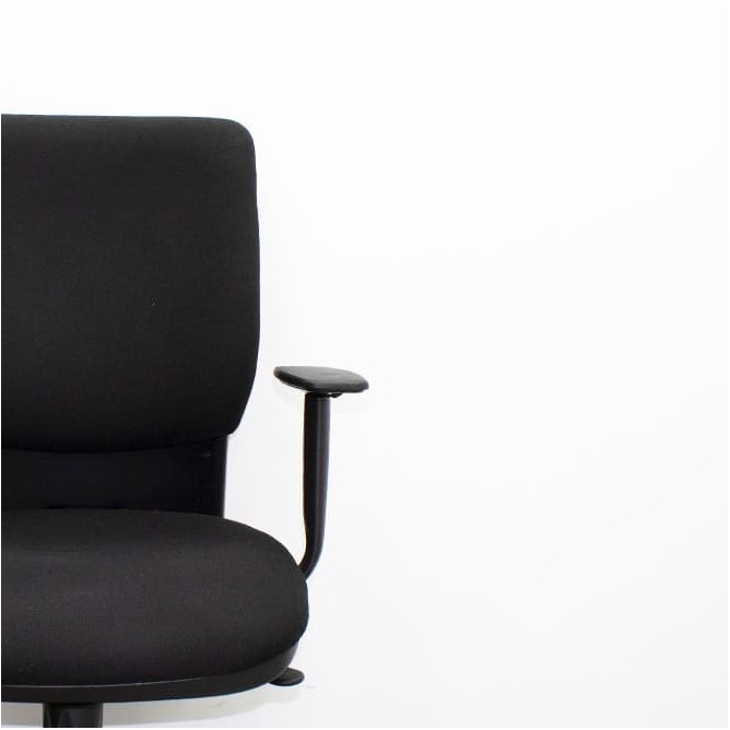 Silla operativa tapizada negra y sistema syncron con brazos regulables