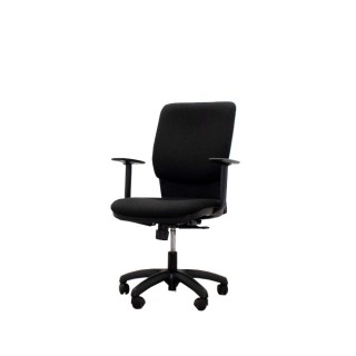Silla operativa tapizada negra y sistema syncron con brazos regulables