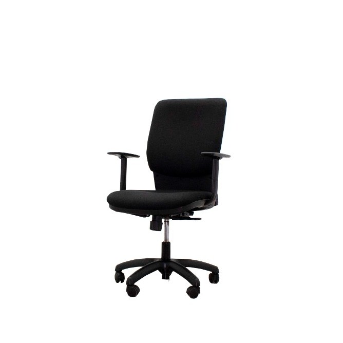 Silla operativa tapizada negra y sistema syncron con brazos regulables