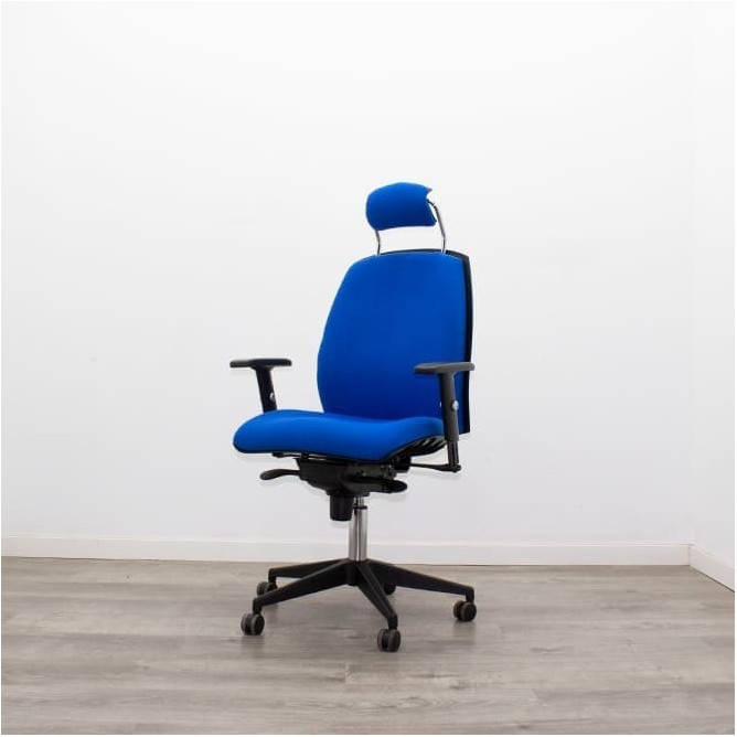 Silla operativa tapizada azul y sistema syncron